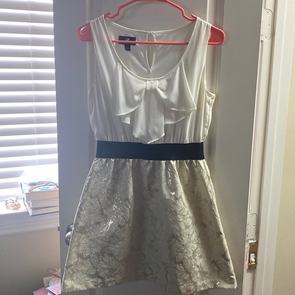 Off white/shiny party dress